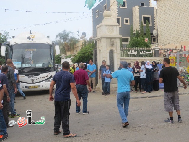  كفرقاسم : حجاج الطائرة يغادرون البلدة وسط فرحة ممزوجة بدموع الوداع ومشاركة واسعة من الاهالي 